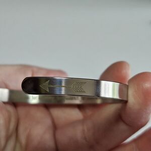 Silver Tone Thank You Bracelet  With Arrow Aprox 6.75"